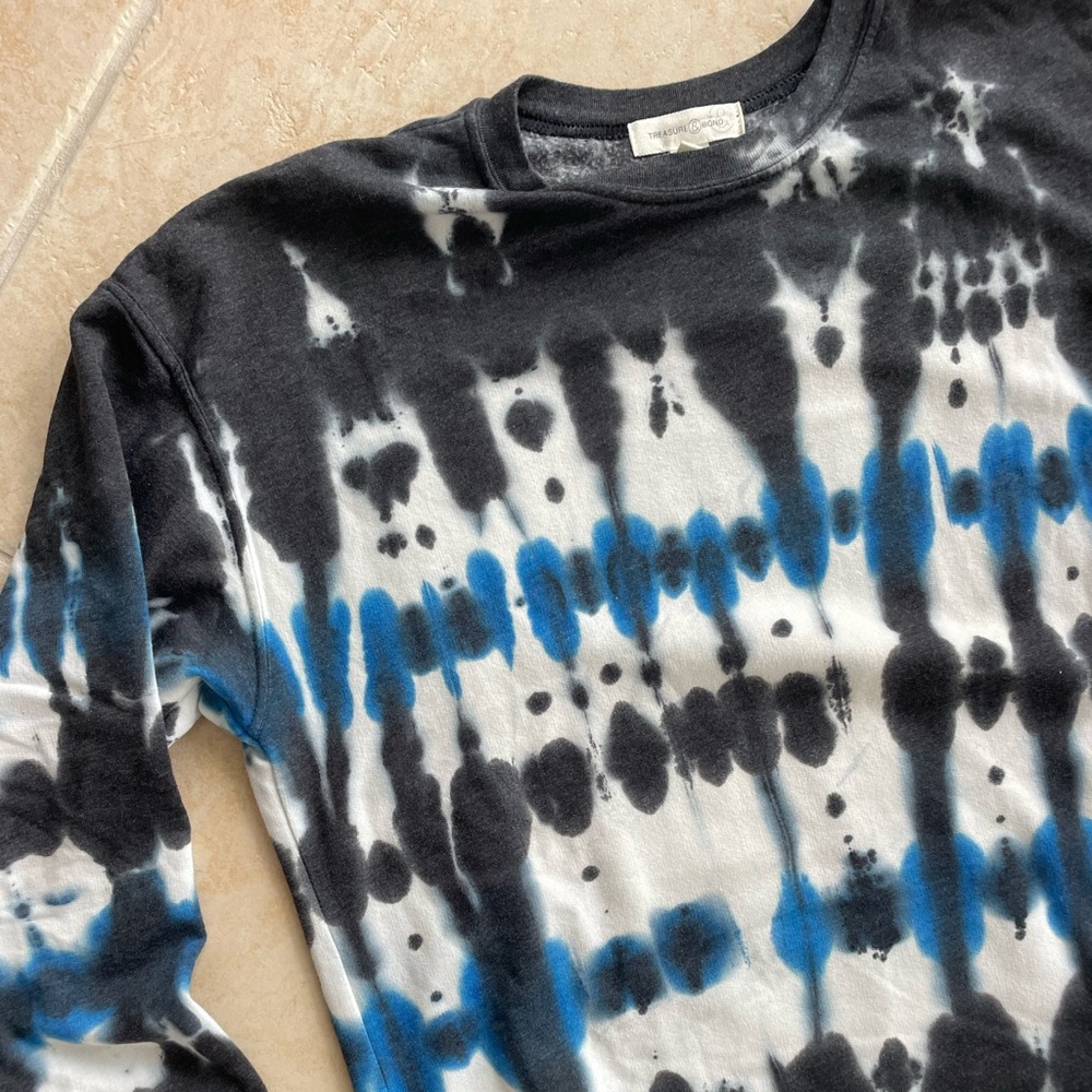 Treasure and Bond sweatshirt worn once tie dyed pattern Size Small